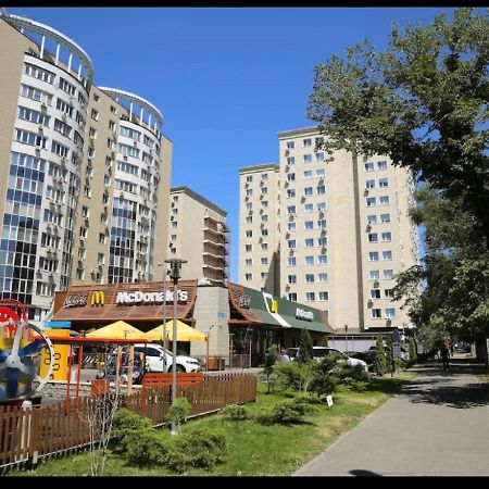 Appartamento Студия New York В Самом Центре Города Almaty Esterno foto