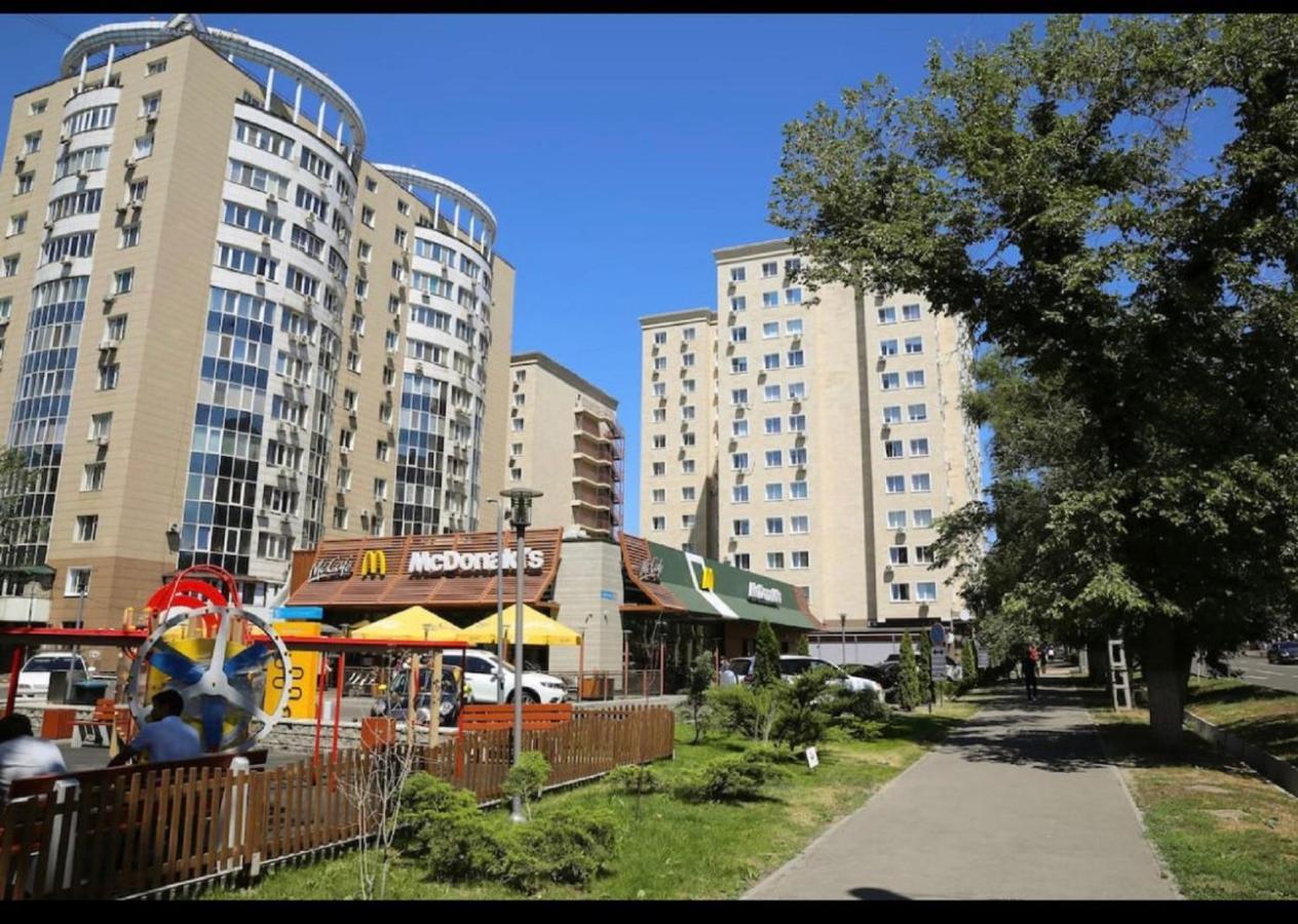 Appartamento Студия New York В Самом Центре Города Almaty Esterno foto